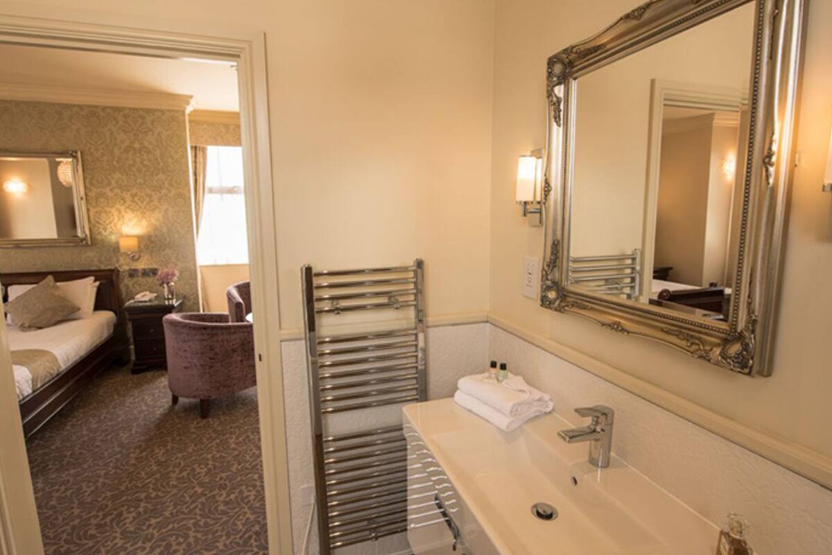suite | bathroom | combined shower/bathtub, free toiletries, hair dryer, towels