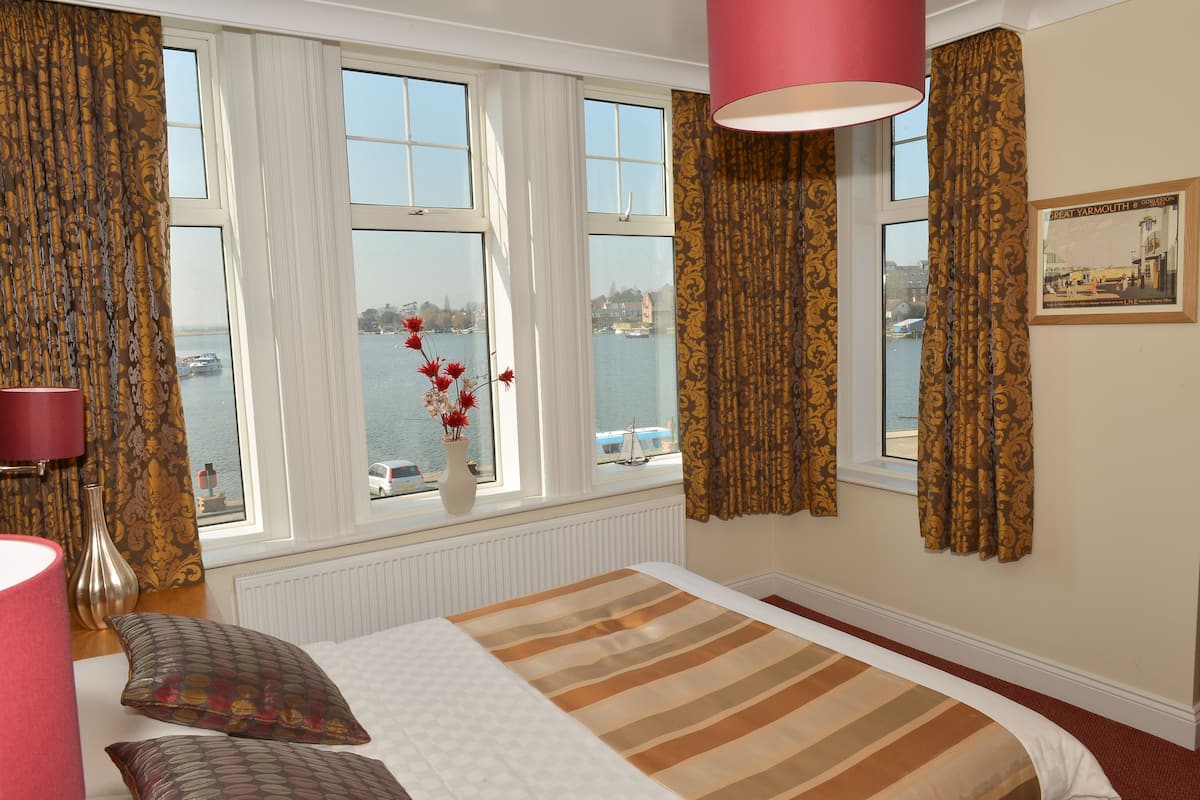 Chambre supérieure double, 1 trÚs grand lit, vue sur la marina | Vue de la chambre