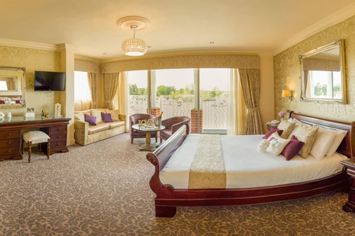 Iron/ironing board (on request), free WiFi, bed sheets