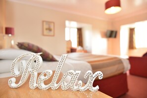 Tabla de planchar con plancha, wifi gratis y ropa de cama