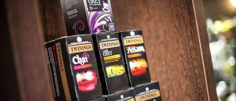 Una exhibición de cajas de té con diversas etiquetas y diseños.