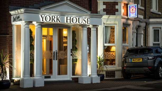York House, un hotel de fachada clásica, con una entrada destacada y columnas.