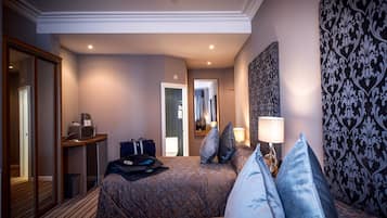 Escritorio, wifi gratis y ropa de cama