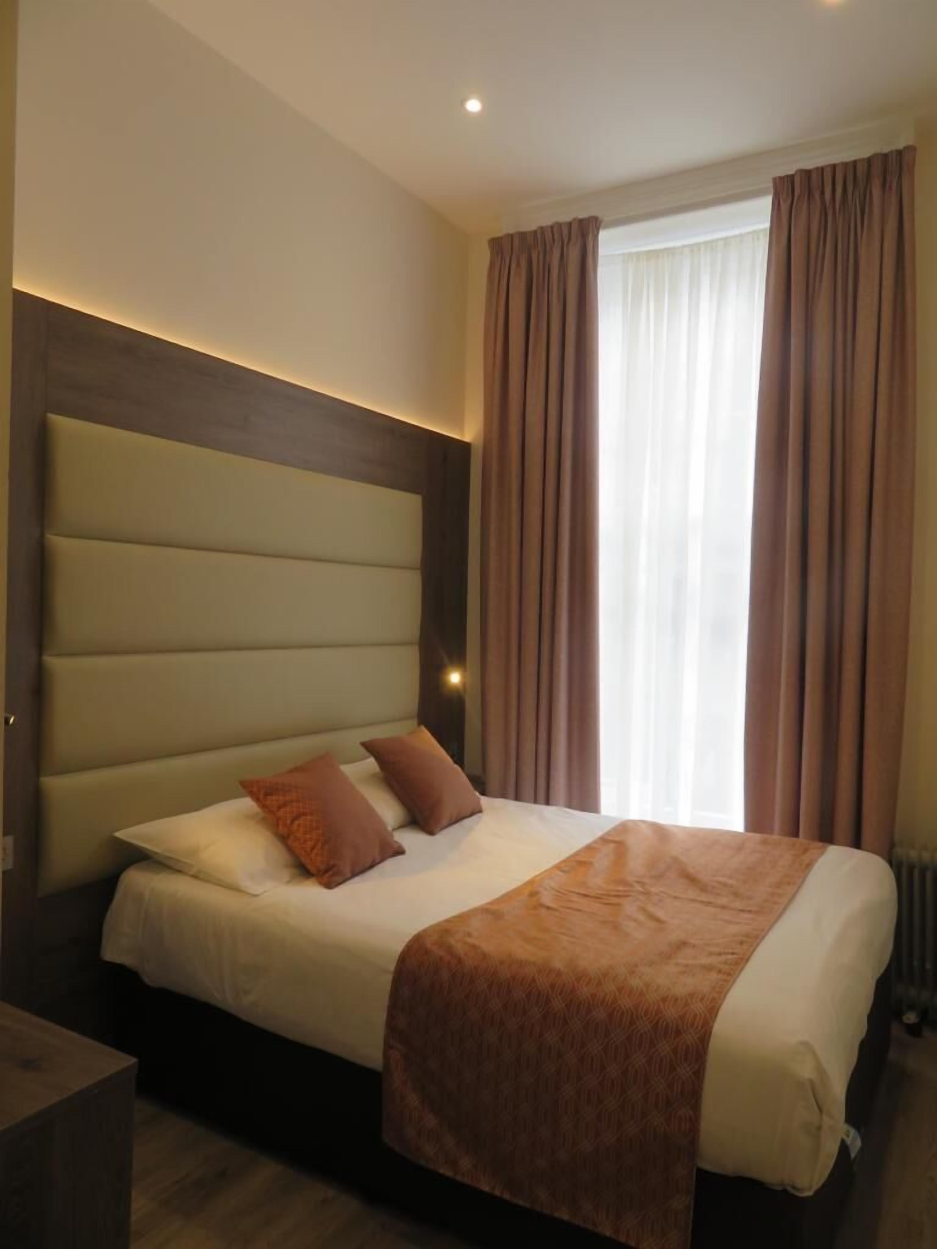 Photo - Glendale Hyde Park Hotel