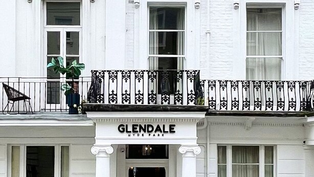 Un bâtiment blanc avec une enseigne indiquant « GLENDALE HYDE PARK » à l’entrée.