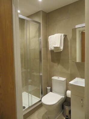 Suihku, hiustenkuivaaja, pyyhkeet