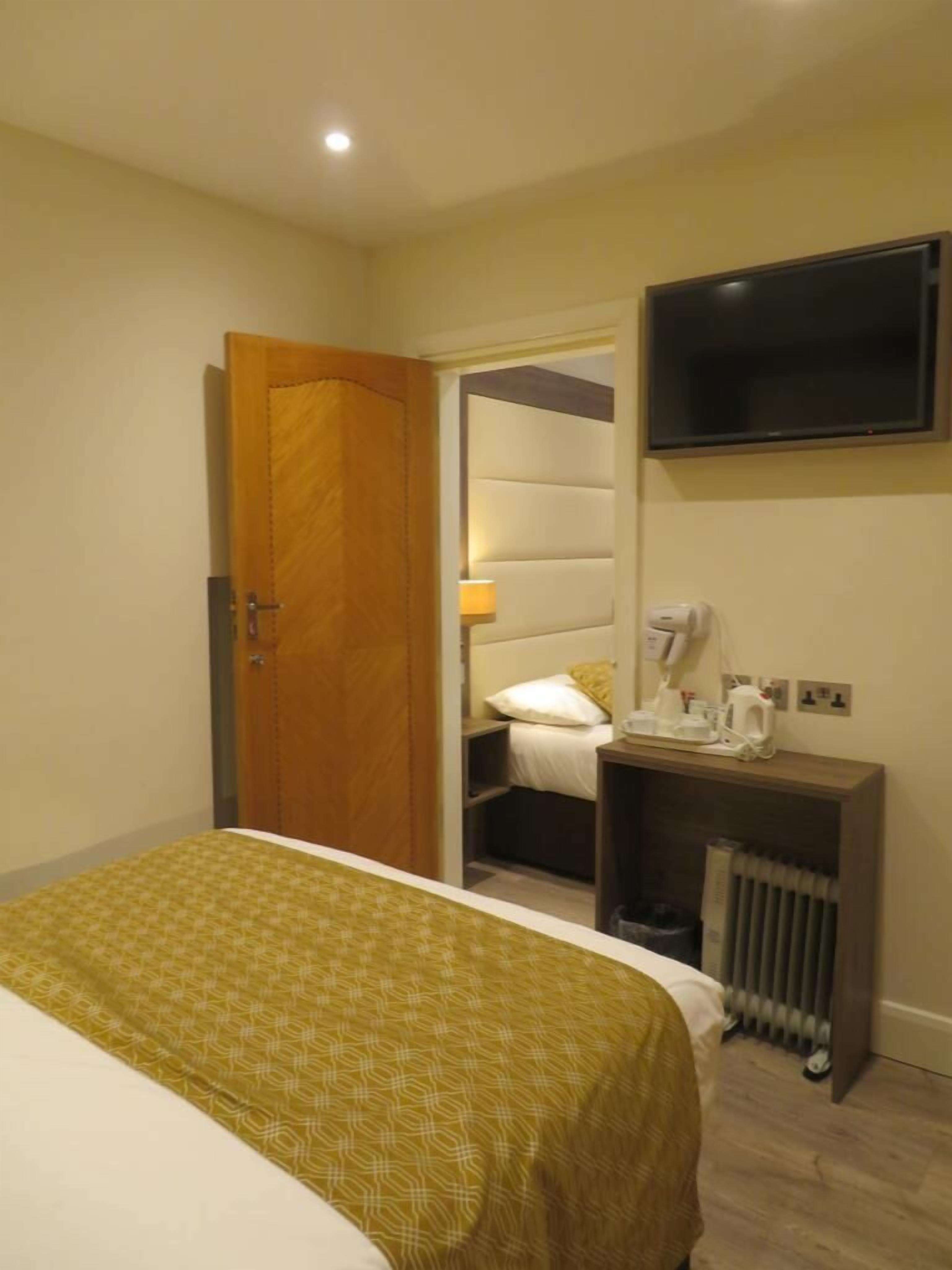 Photo - Glendale Hyde Park Hotel