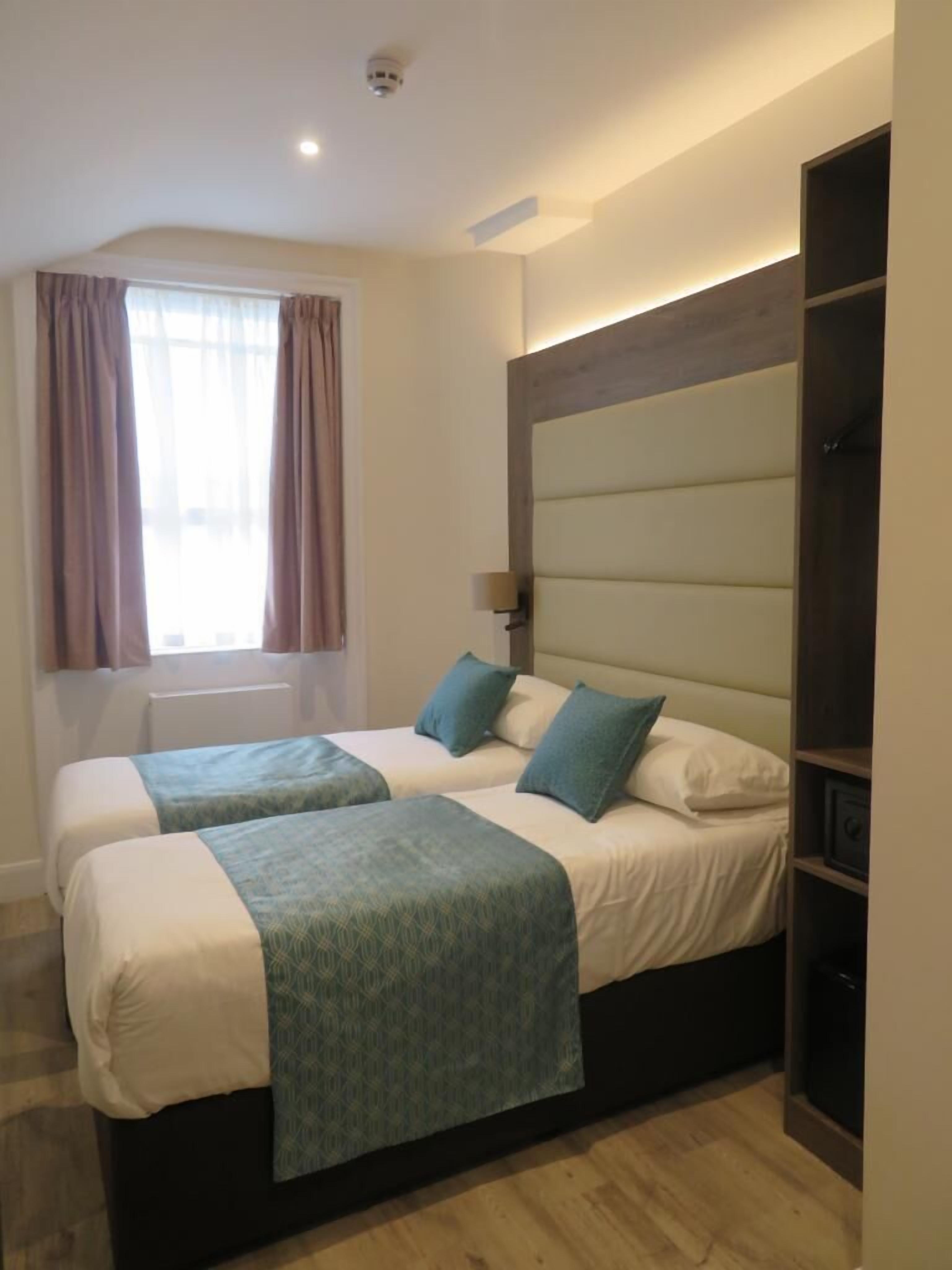 Photo - Glendale Hyde Park Hotel