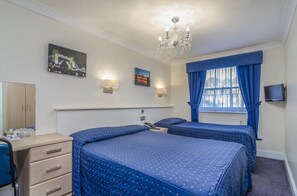 Dreibettzimmer | Schreibtisch, schallisolierte Zimmer, Bügeleisen/Bügelbrett, Bettwäsche