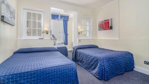 Family Room | Desk, soundproofing, iron/ironing board (on request), bed sheets - Aaraya London (London)