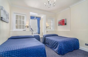 Chambre Familiale | Bureau, chambres insonorisées, fer et planche à repasser, draps fournis