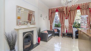 Lobby sitting area - Aaraya London (London)
