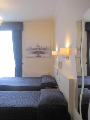 Schreibtisch, schallisolierte Zimmer, Bügeleisen/Bügelbrett, Bettwäsche