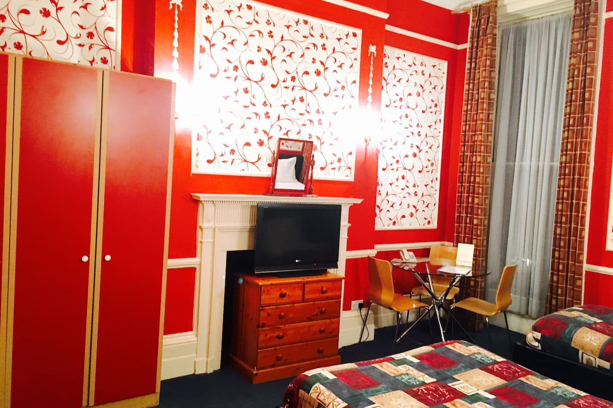 Family Room, Kitchenette | Egyptian cotton sheets, in-room safe, iron/ironing board, free WiFi