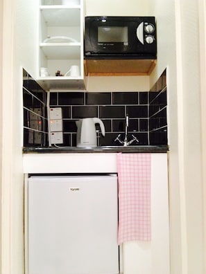 Superior Twin Room, Kitchenette | Private kitchenette | Coffee/tea maker