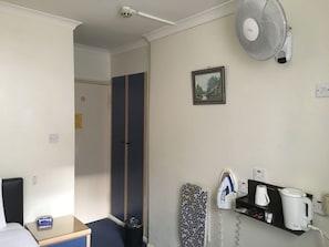 Einzelzimmer | Bettwäsche aus ägyptischer Baumwolle, Zimmersafe, Bügeleisen/Bügelbrett