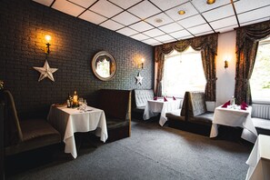 Café da manhã, almoço e jantar; culinária britânica 