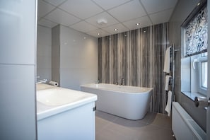 Deluxe-Suite | Badezimmer | Kostenlose Toilettenartikel, Haartrockner, Handtücher