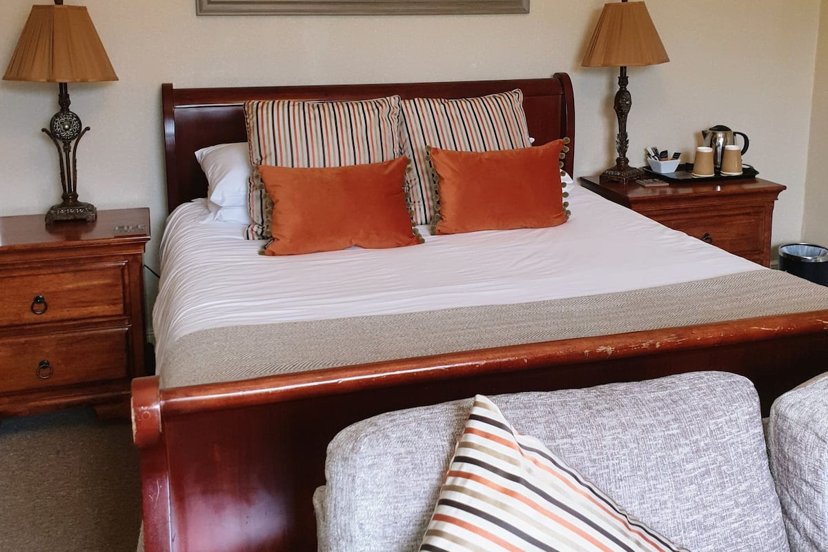 Habitación doble Deluxe | Ropa de cama hipoalergénica y tabla de planchar con plancha