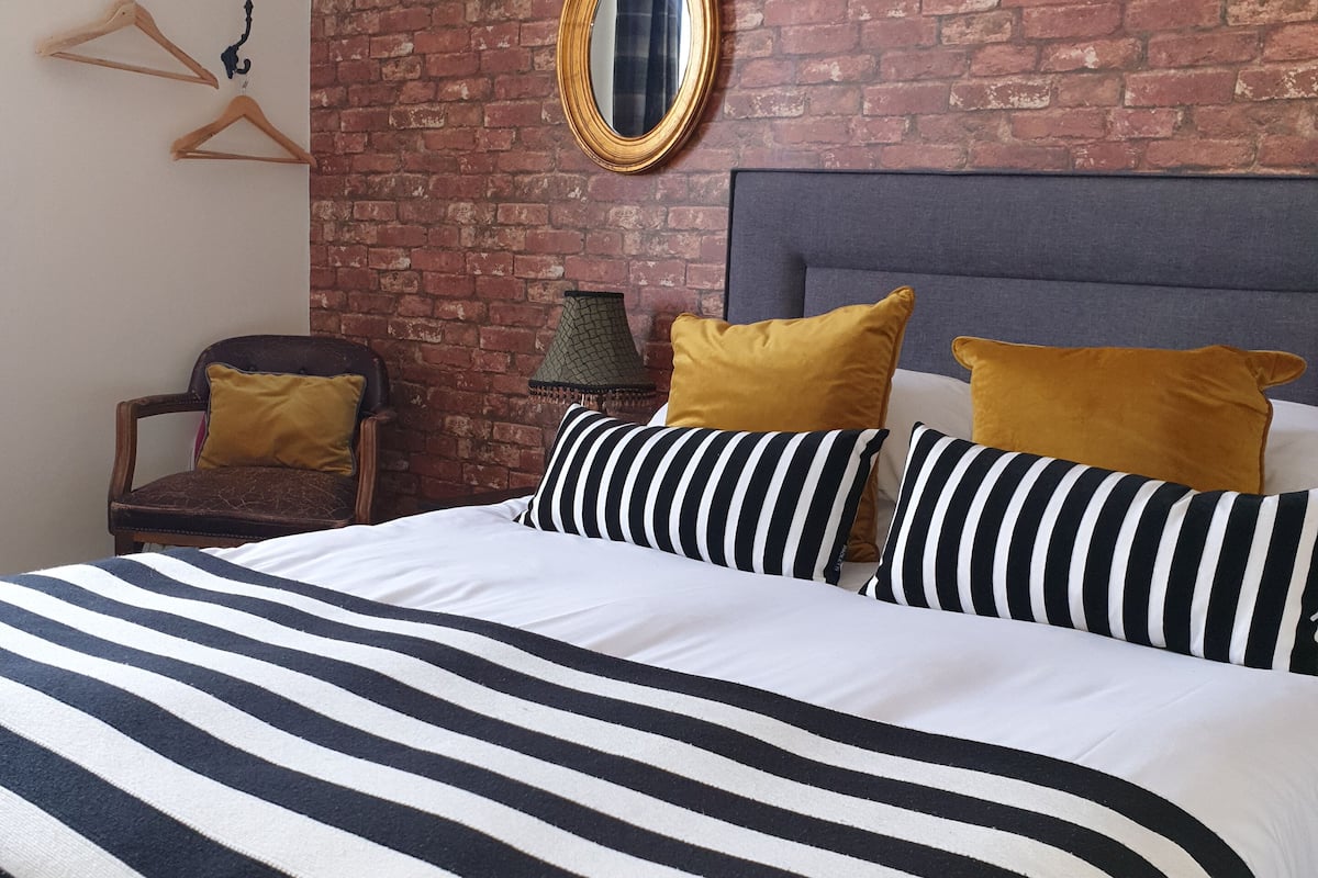 Habitación doble estándar | Ropa de cama hipoalergénica y tabla de planchar con plancha