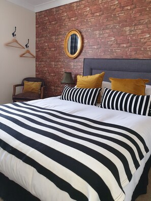 Ropa de cama hipoalergénica y tabla de planchar con plancha 