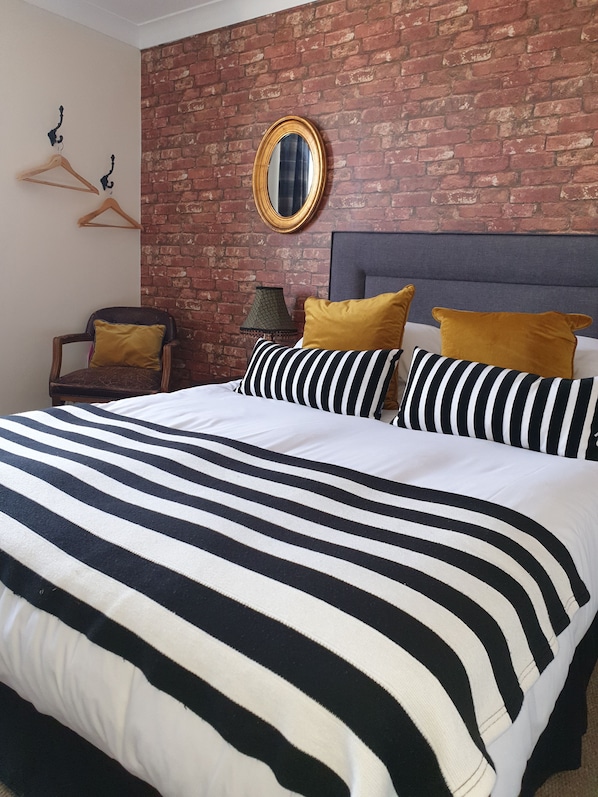 Standard Double Room | Hypo-allergenic bedding, iron/ironing board, free cots/infant beds - Meadowsweet Hotel (Llanrwst)