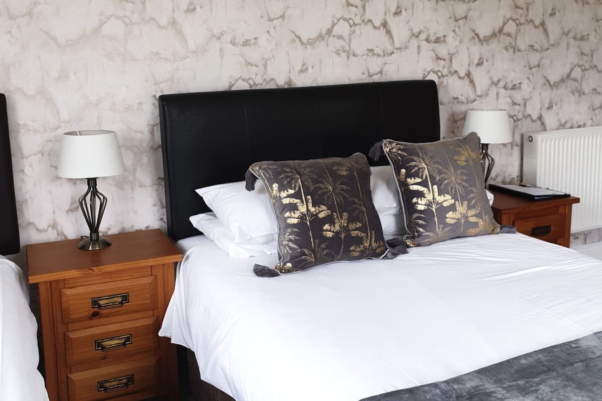 Habitación familiar | Ropa de cama hipoalergénica y tabla de planchar con plancha