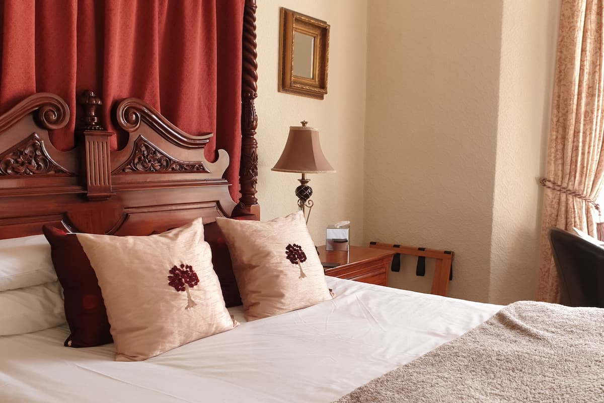 Habitación doble de lujo (Four Poster Bed) | Ropa de cama hipoalergénica y tabla de planchar con plancha