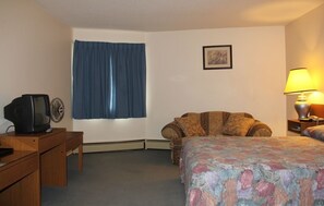 Room, 1 Queen Bed | Premium bedding, alarm clocks