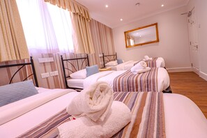 Budget quad ensuite (Basement Level) - The Fairway Hotel (London)