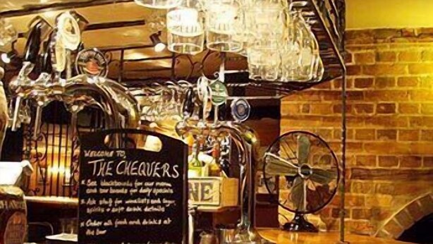 A bar area with a sign welcoming to 'The Chequers'. - Chequers Inn Hotel (Forest Row)