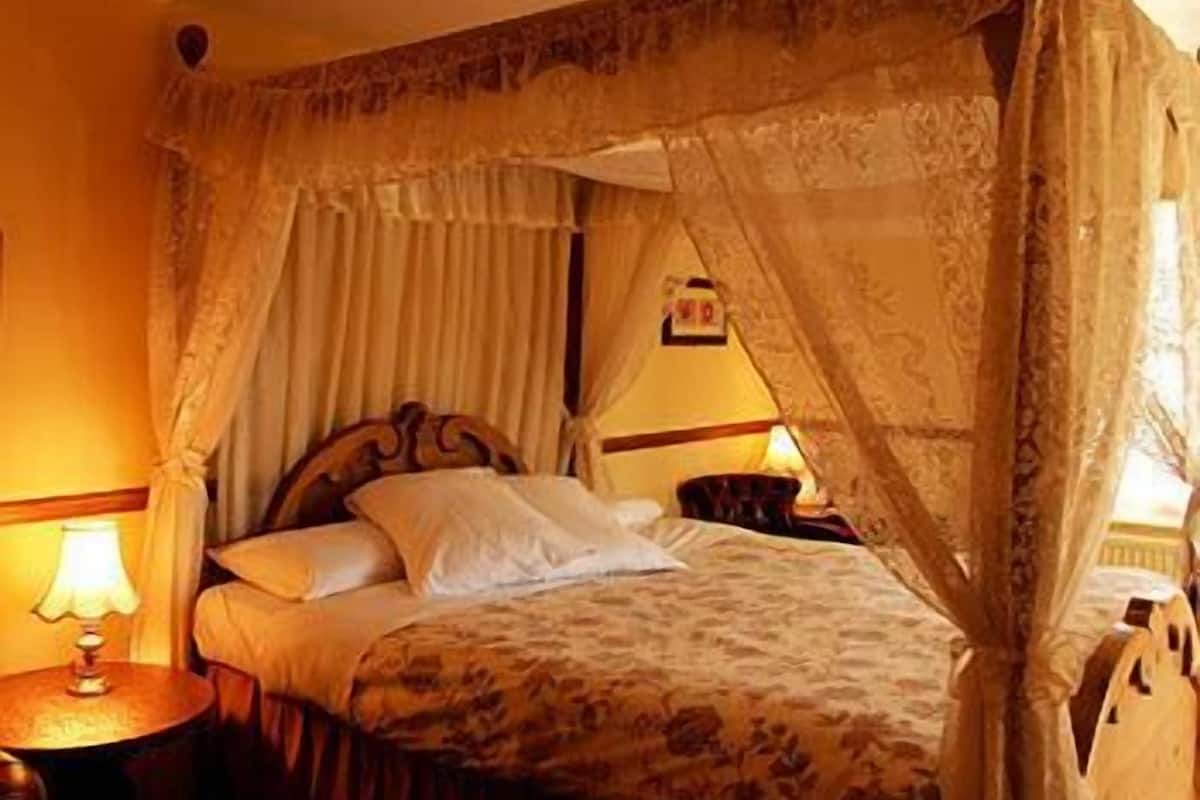 Four Poster (En-Suite)