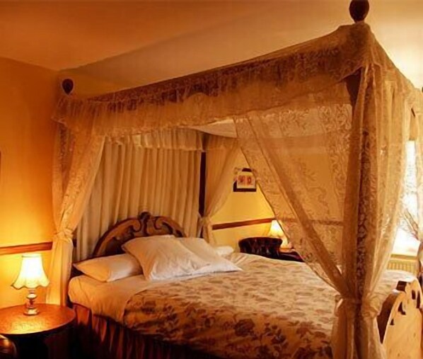 مساحة عمل للكمبيوتر المحمول وتجهيزات عازلة للصوت ومكواة/لوح كي