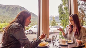 2 restaurants, breakfast, lunch served; local and international cuisine