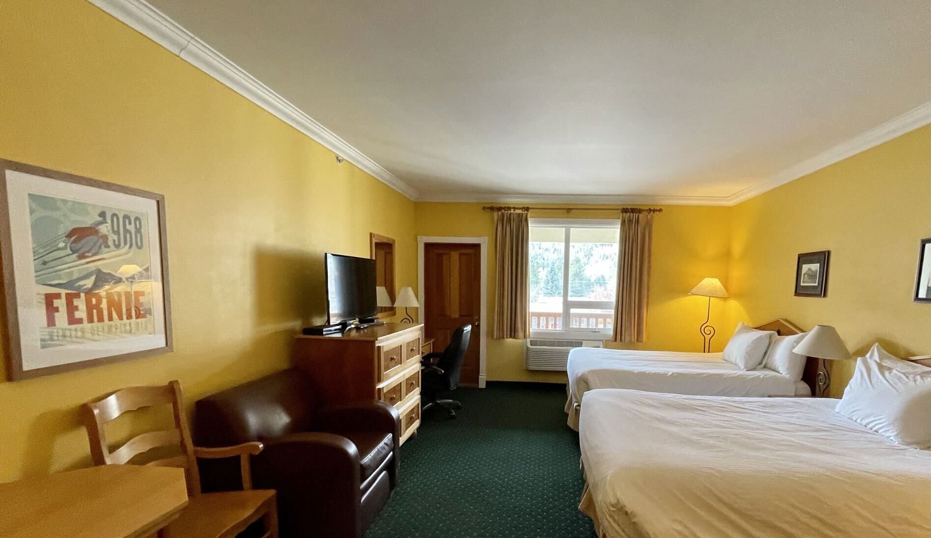 Escritorio, cortinas blackout y tabla de planchar con plancha 