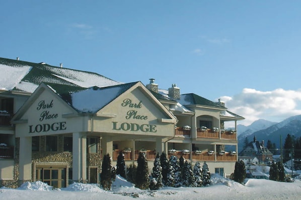 Un amplio lodge con un letrero destacado que dice "Park Place Lodge".