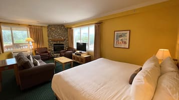 Executive Studio, 1 King Bed with Sofa bed, Fireplace (No Pets) | Desk, blackout drapes, iron/ironing board, free WiFi