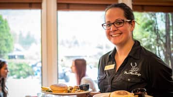 2 Restaurants, Frühstück, Mittagessen, lokale und internationale Küche