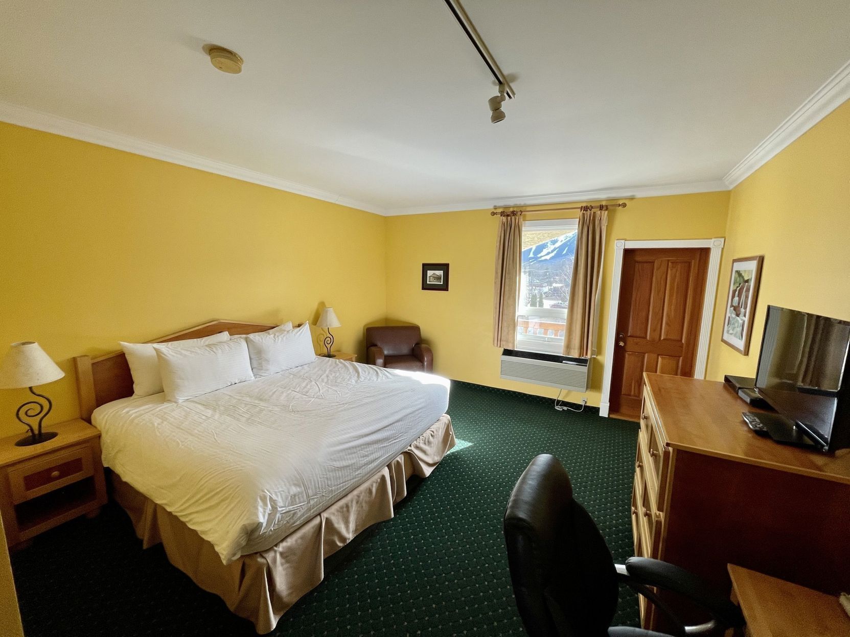 Escritorio, cortinas blackout y tabla de planchar con plancha 