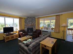 Luxury Studio, 1 King Bed with Sofa bed, Fireplace (No Pets) | Desk, blackout drapes, iron/ironing board, free WiFi