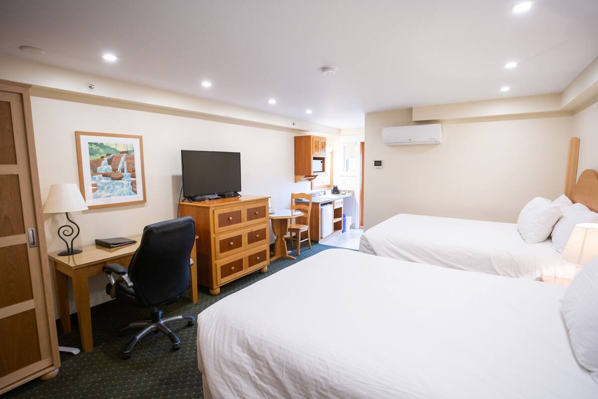 Escritorio, cortinas opacas, tabla de planchar con plancha y wifi gratis