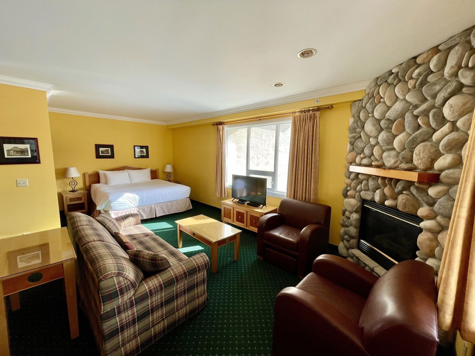 Escritorio, cortinas blackout y tabla de planchar con plancha 