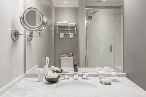 Premier Room, 1 King Bed | Bathroom | Free toiletries, hair dryer, bathrobes, towels