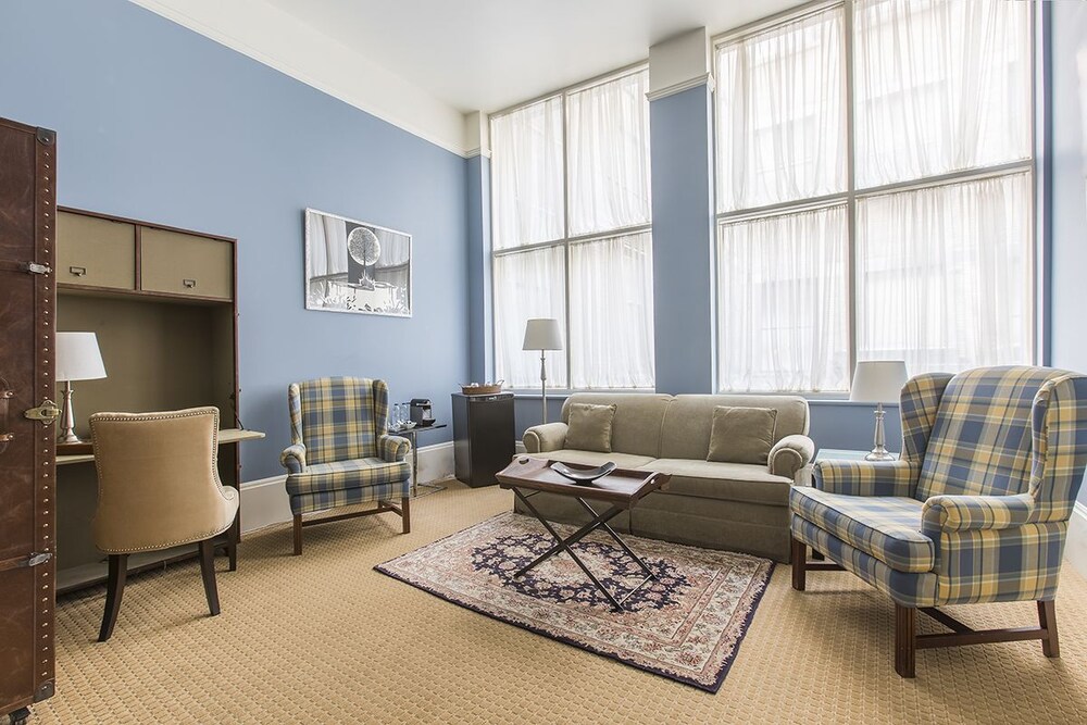 LHotel Montreal by null