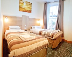 Tabla de planchar con plancha, wifi gratis y ropa de cama 