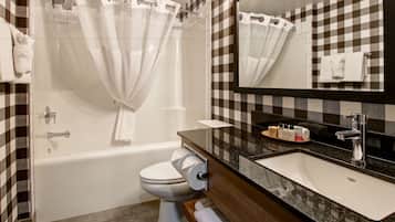 Une salle de bain avec une baignoire, des toilettes et un lavabo.