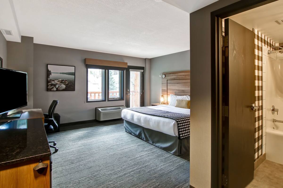 Premium bedding, desk, iron/ironing board, free cribs/infant beds