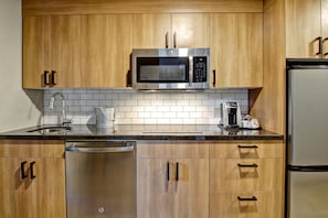Kühlschrank, Mikrowelle, Wasserkocher mit Kaffee-/Teezubehör