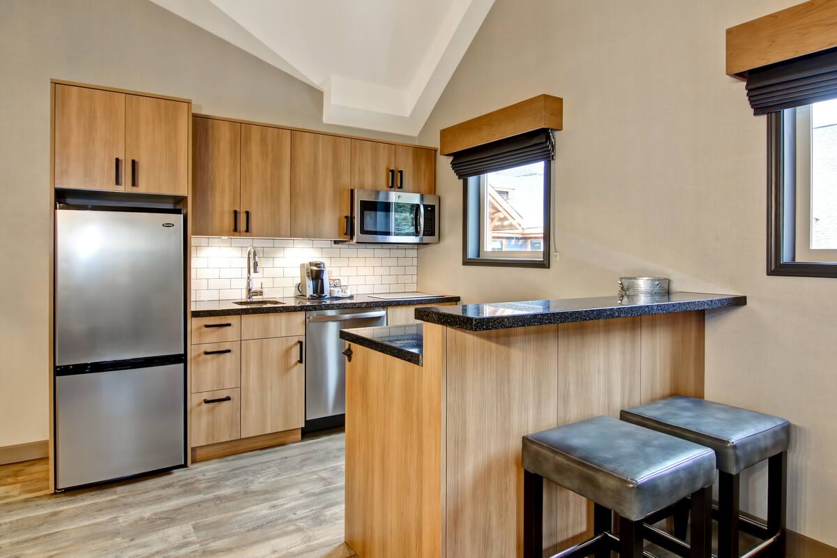 suite, 2 queen beds, kitchen (loft suite with bunk beds) | private kitchen | fridge, microwave, coffee/tea maker