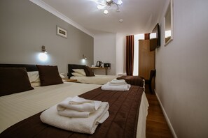 Chambre familiale, salle de bains commune | Décor unique, bureau, rideaux d’obscurcissement